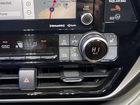 Certified 2021 Toyota Highlander XLE image 32