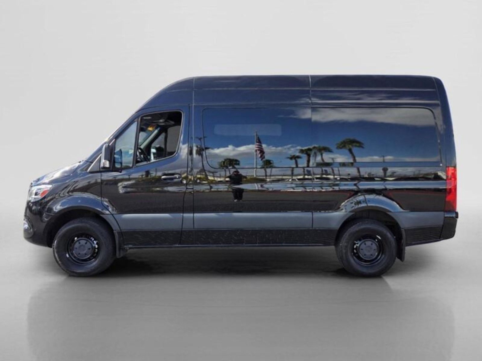 Used 2024 Mercedes-Benz Sprinter 2500 image 2