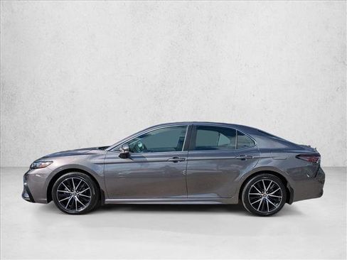 Used 2024 Toyota Camry SE image 9