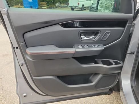 Used 2025 Honda Pilot TrailSport image 26
