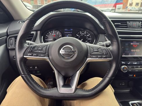 Used 2018 Nissan Rogue SV image 12