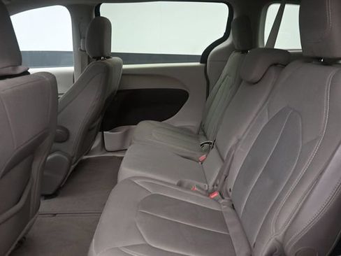 Used 2017 Chrysler Pacifica Touring w/ Tire & Wheel Group FWD image 18