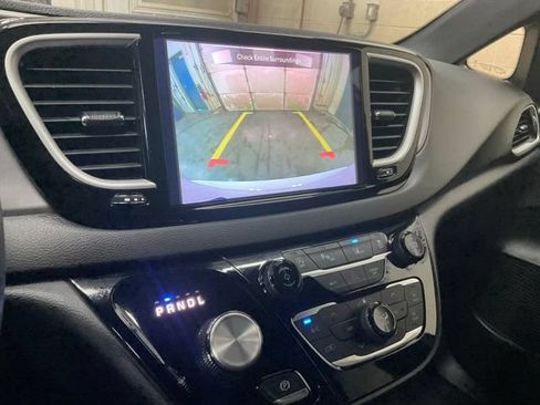 Used 2025 Chrysler Pacifica Select FWD image 11