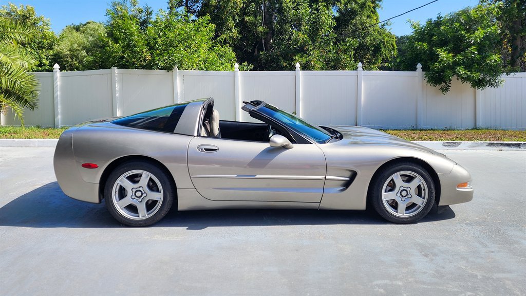 Used 1998 Chevrolet Corvette Coupe w/ Memory Pkg RWD image 9