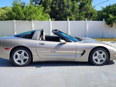 Used 1998 Chevrolet Corvette Coupe w/ Memory Pkg RWD image 9