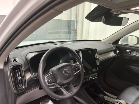 Used 2025 Volvo XC40 B5 Core image 10