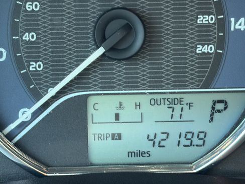 Used 2015 Toyota Corolla LE FWD image 20