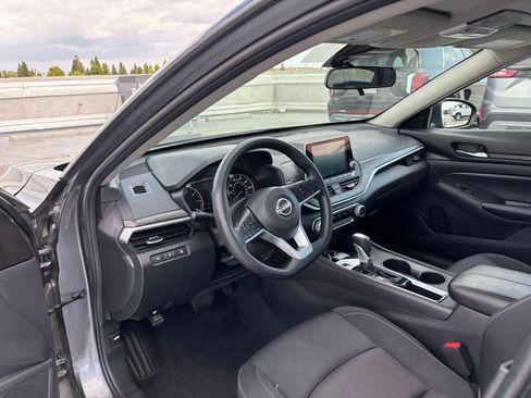 Used 2025 Nissan Altima 2.5 SV FWD image 33