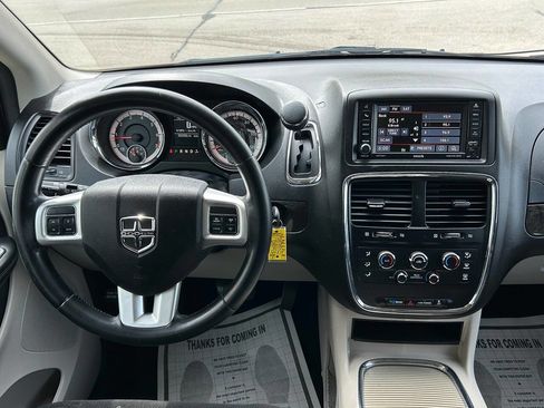 Used 2016 Dodge Grand Caravan SXT w/ Rear Park Assist Package FWD image 19