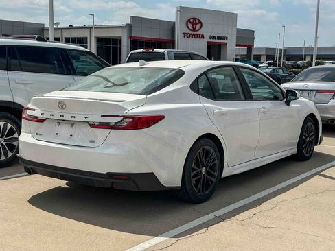 Used 2025 Toyota Camry SE image 9