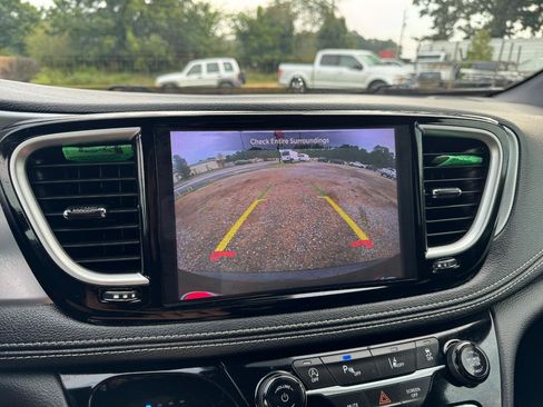 Used 2023 Chrysler Pacifica Touring FWD image 33