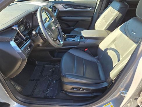 Used 2025 Cadillac XT6 Premium Luxury image 13