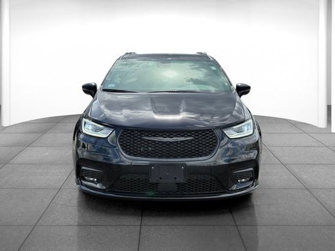 Used 2025 Chrysler Pacifica Limited FWD image 2