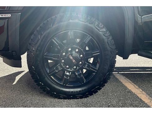 Used 2024 GMC Sierra 2500 AT4 image 9