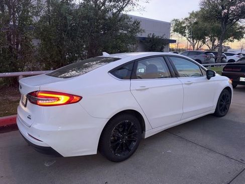 Used 2020 Ford Fusion SE image 2