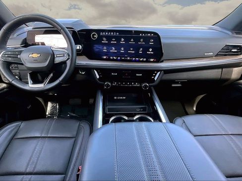 Used 2025 Chevrolet Suburban High Country RWD image 7