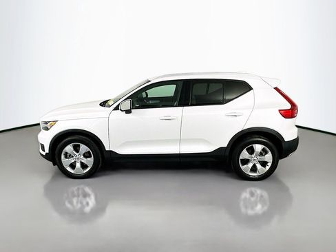 Used 2021 Volvo XC40 T4 Momentum FWD image 4