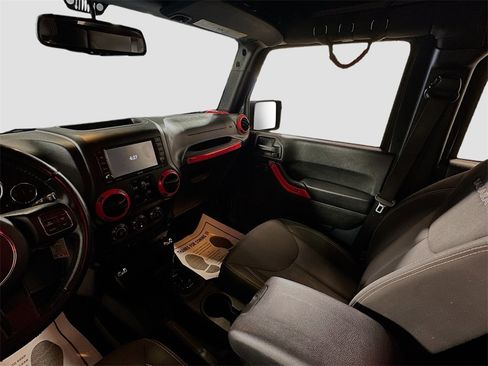 Used 2018 Jeep Wrangler Unlimited Sahara w/ Connectivity Group image 17