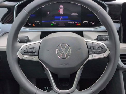 Used 2025 Volkswagen Taos SE w/ Panoramic Sunroof Package image 9