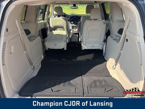 Used 2017 Chrysler Pacifica Touring FWD image 20