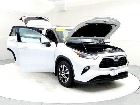 Certified 2022 Toyota Highlander XLE image 9