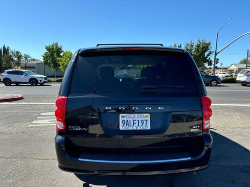 Used 2016 Dodge Grand Caravan SXT image 8