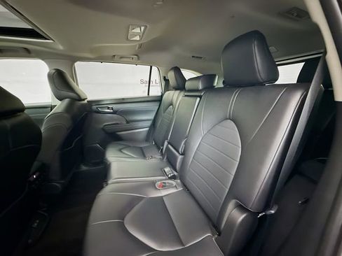 Used 2023 Toyota Highlander XLE image 25