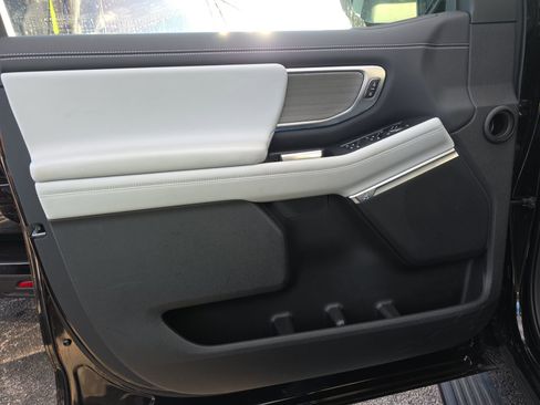 Used 2025 Ford Expedition Platinum image 11