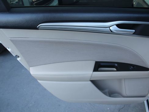 Used 2020 Ford Fusion SE FWD image 15