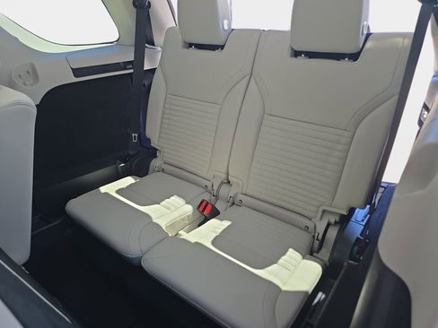 Used 2025 Land Rover Discovery S image 13