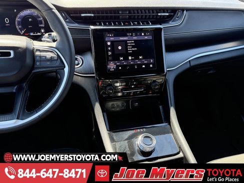 Used 2025 Jeep Grand Cherokee Altitude image 17