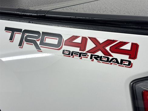Used 2022 Toyota Tacoma TRD Off-Road w/ TRD Premium Off Road Package AWD/4WD image 15