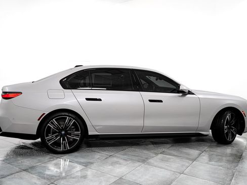 Used 2025 BMW i7 xDrive60 AWD/4WD image 7