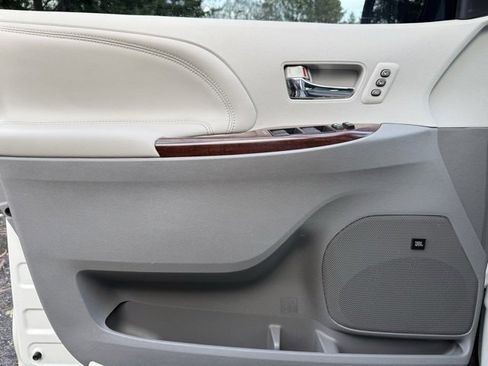 Used 2014 Toyota Sienna Limited image 25