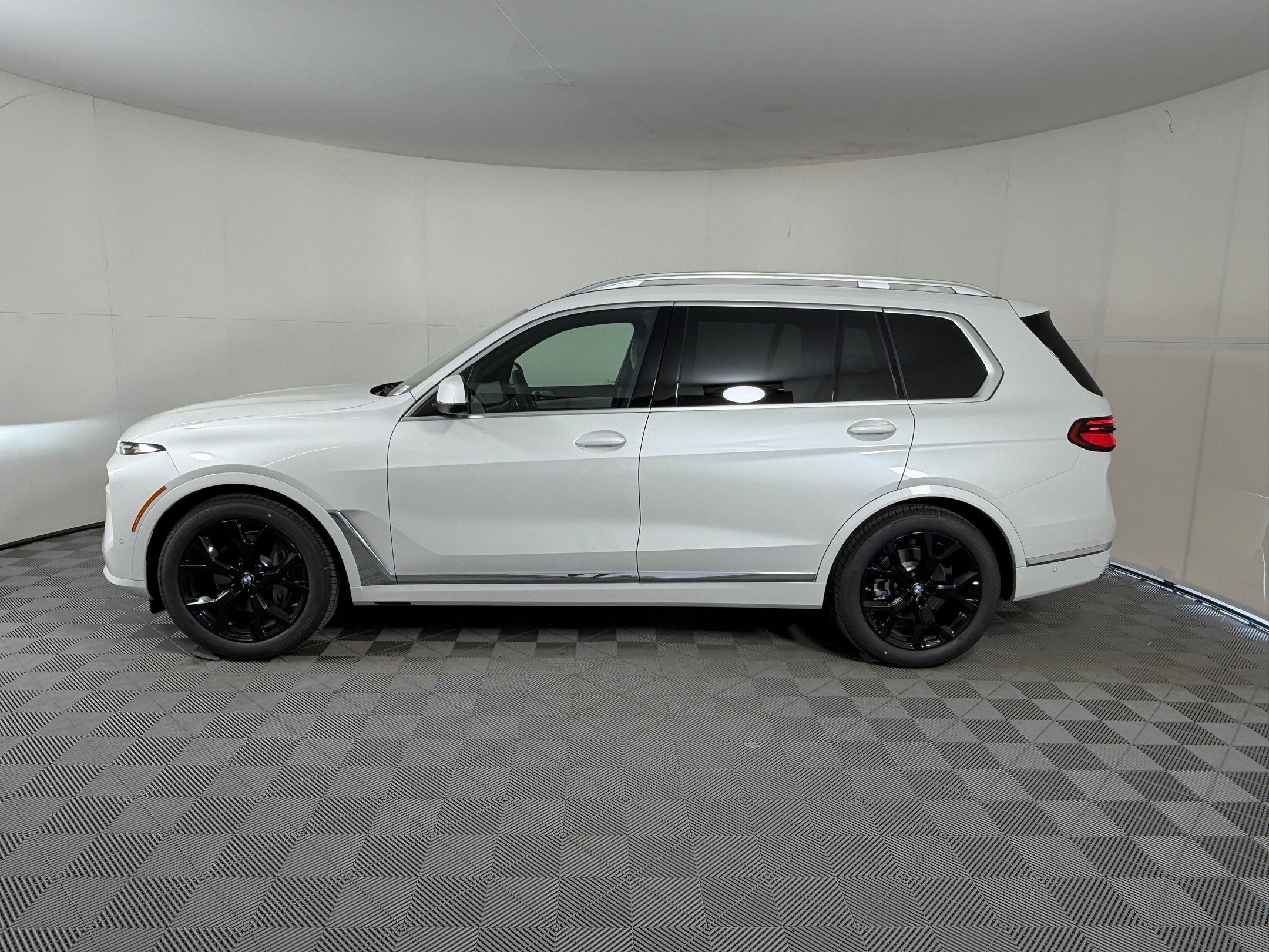 Used 2027 BMW X7 xDrive40i w/ Premium Package AWD/4WD image 2