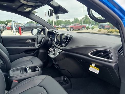 New 2027 Chrysler Pacifica Select FWD image 15