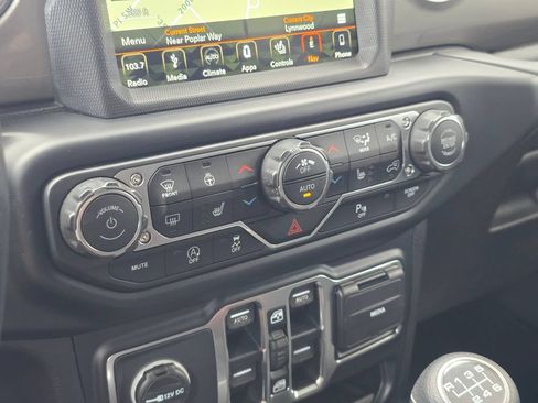 Used 2019 Jeep Wrangler Unlimited Sahara AWD/4WD image 27