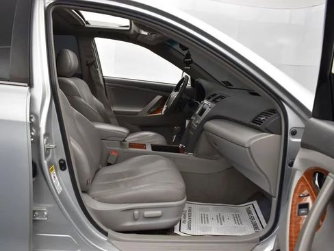 Used 2011 Toyota Camry XLE w/ SE/XLE Extra-Value Pkg image 16