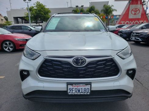 Used 2023 Toyota Highlander XLE FWD image 2