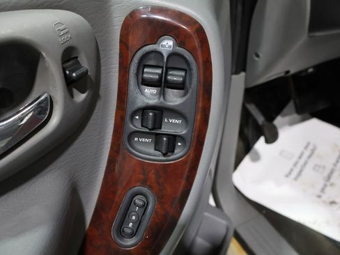 Used 2004 Chrysler Town & Country Limited image 16