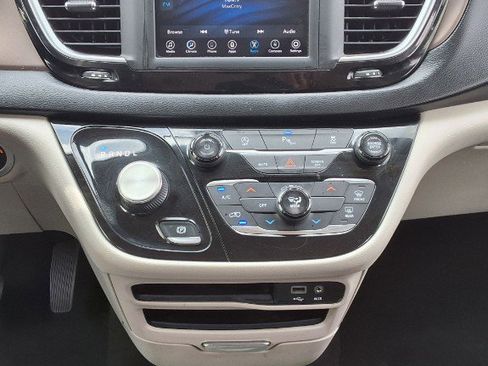 Used 2020 Chrysler Voyager L FWD image 19