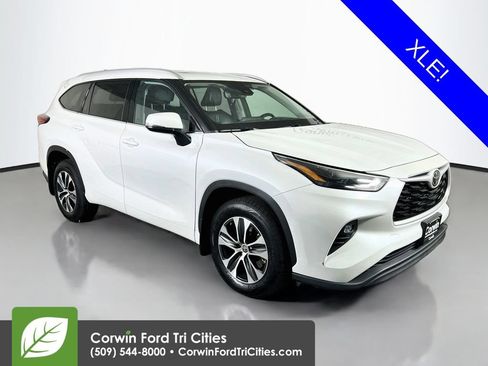 Used 2022 Toyota Highlander XLE AWD/4WD image 1
