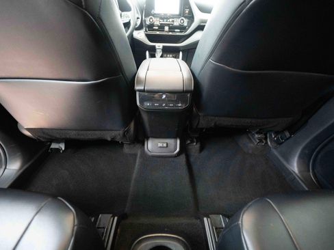 Used 2023 Toyota Highlander XLE image 22