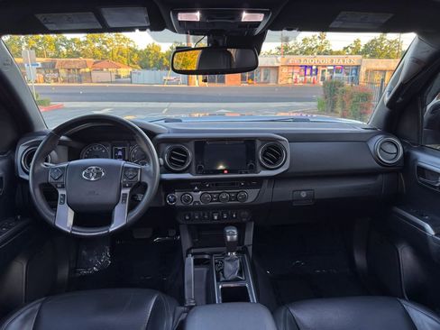 Used 2019 Toyota Tacoma TRD Off-Road AWD/4WD image 19