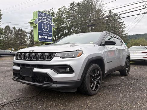 Used 2024 Jeep Compass Latitude w/ Convenience Group AWD/4WD image 3