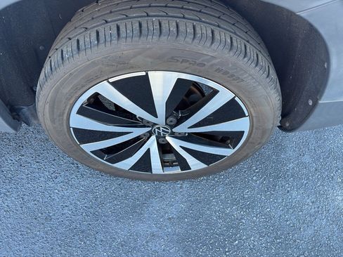 Used 2022 Volkswagen Taos SE w/ Panoramic Sunroof Package image 7