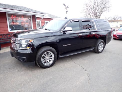 Used 2018 Chevrolet Suburban LT image 3