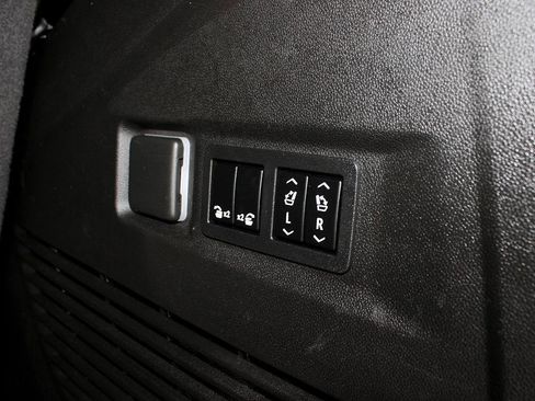 Used 2022 Chevrolet Tahoe Z71 w/ Luxury Package image 19