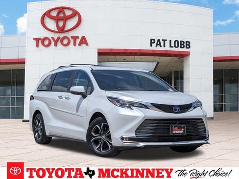 Used 2025 Toyota Sienna Platinum AWD/4WD image 1