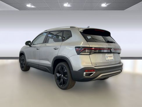 New 2026 Volkswagen Taos SE image 3